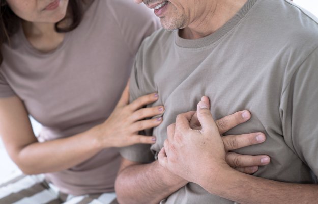 Asian-man-with-chest-pain-from-a-heart-attack | Why Men Die First Top X Health Causes